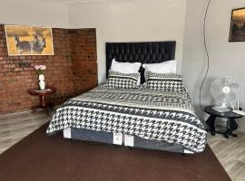 Staylax guesthouse، فندق مع موقف سيارات في هراري