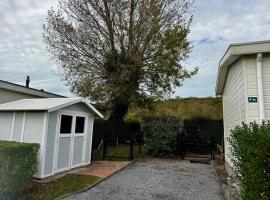 Breskens Chalet am Strandaufgang mit Zaun Haus Nr B025, khách sạn ở Breskens