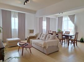 Microcentro - 4 Personas - 2 dormitorios - Cochera, hotel in Santiago del Estero