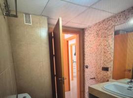 Large terrace and views, hotel in Retamar