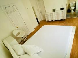 Private bathroom inside Master bedroom!, hotel in Paterson