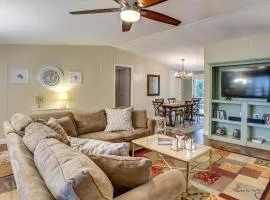 Charming Home with Deck and Yard - 1 Mi to Lake Texoma