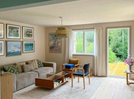 Classic Swedish Wooden House Near Sea And Forest, hotel in Svängsta