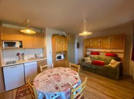 Beau 2 Pièces aux Saisies, 4 Couchages, à 100m du Centre et 300m des Pistes - FR-1-293-17