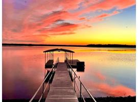 Bluebird Sanctuary w Stunning Sunset Views Sleeps 28, ξενοδοχείο σε Big Sandy