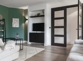 Cozy Two Bedroom Apartment near Cafes and Trams