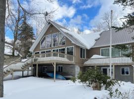 6 Mi to Ski Slopes Oak View Lakefront Home!, hotel in Lake Pleasant