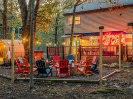 Sleeps 13 Private Sauna Hot Tub Game Room, hotel a Thornhurst