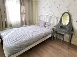 Classy double room Salford Detached house, Plab