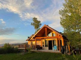 Cabin in Grand Mesa near Powderhorn with Stunning Views, ξενοδοχείο στο Mesa