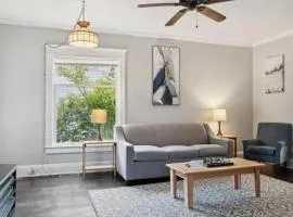 Blue & Gold Retreat sleeps 14 Minutes from ND