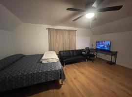 Family 4BR Retreat Near Buffalo, Airport & Falls, hotel in Cheektowaga