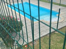 Lovely 2 bedroom condo with pool, готель у місті Marigot