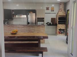 casa climatizada lateral da br, hotel en Sinope