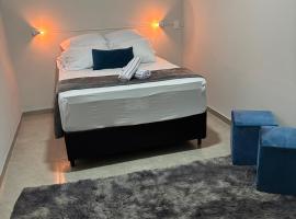 Apto Luxo Centro de Bandeirantes PR - Ar Condicionado, TV Smart, Frigobar,Wifi e Sacada, hotel in Bandeirantes