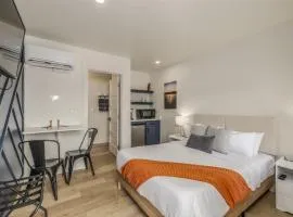 The Flats- Studio #6- Modern Downtown Stay