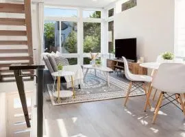 Modern Townhome with Lakeview