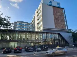 The Lennox, 2min drive from the airport