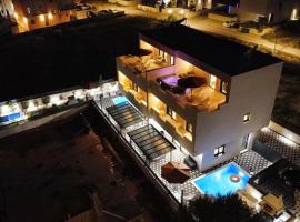 VillaMIA heated pool - jacuzzi-10 persons-boat tours - Luxury, Hotel in Srima