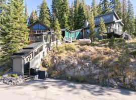 Panoramic Peaks at Alpine by Tahoe Getaways - Pet Friendly, AC, Hot Tub, Shuttle & Stunning Views, hotel in Alpine Meadows
