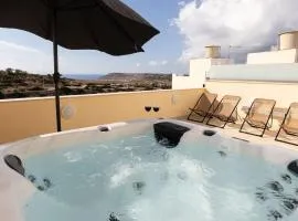 Elegant 3-bed House W Jacuzzi, Sea Views & Lift
