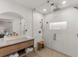 Wilmington Luxury Spa Retreat- Prime Location，位于威尔明顿的酒店