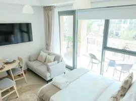 Chic Downtown Studio Burj Khalifa Walk Access by Simply Comfort