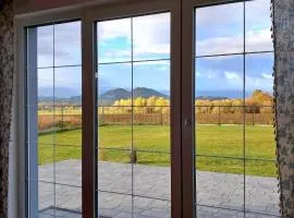 Dom Radomieszka z widokiem na Rudawy i Śnieżkę