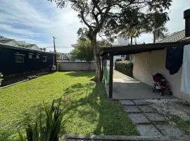 Casa em Jurerê com quintal, churrasqueira e estacionamento – perto da praia