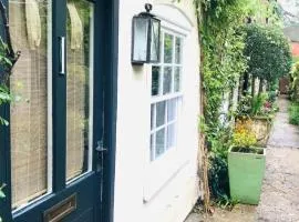 Mews Cottage off Marlborough High Street