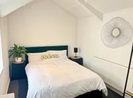 Treforest Apartment 2 Bedrooms - Next Station- Free Parking