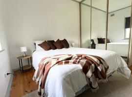 Budget-Friendly 3-Bedroom Stone Home Mt Gambier, hotel in Mount Gambier