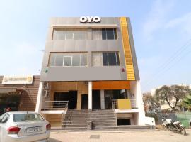 Hotel O Platina, hotel in Mubārikpur