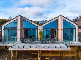 Lakefront Large Deck Area Spa Pool, villa in Taupo