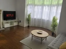 Coastal Comfort in Leigh Ideal for Work & Leisure