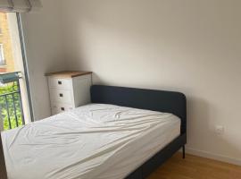 Carré Haussmann avec parking, hotel i La Garenne-Colombes