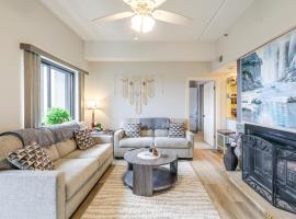 Fun w/ Family! Sugartop Gem w/ Pool + Mtn Views, Hotel in Sugar Mountain