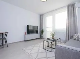 Apartment near Airport - Balcony & Free Parking