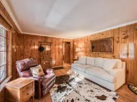 Diana's Cabin by Tahoe Getaways - Pet-Friendly 2BR in Kings Beach w Backyard & Walk to Lake!
