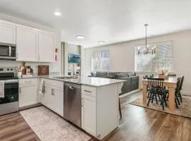 Cozy Swiss Condo -King Bed, Sleeps 6, Free Blanket