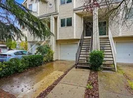 Walk-In Serenity 5 minwalk to MAX, Mall 205 with balcony - backyard