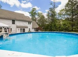 Poconos Retreat Hot Tub, Pool, Theater EV chrg & more