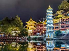 Fenghuang Ancient Town Fuyuan Riverside Homestay, hotel em Fenghuang
