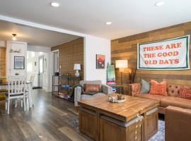 Cozy Family Retreat with Yard - Walk to Olde Town, hotel u gradu 'Arvada'