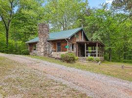 Pet-Friendly Cabin Retreat in the Ozarks of Scenic Newton County, Arkansas, hotel in The Basin