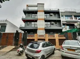 Townhouse Happy Keys Near Iskcon Temple Noida
