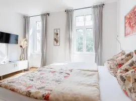 Central Renovated Apartment with Free Parking & AC