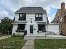 Recently Renovated 1924 DUTCH in Royal Oak