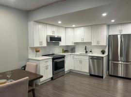 Cozy Family Friendly Suite Near Whyte, UofA, Kinsmen with Desks or Home-office and Full Kitchen, hotel v destinaci Edmonton