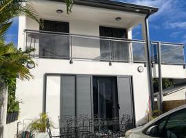 Maison neuve, agréable avec vue mer et montagne, hotel in Saint-Pierre